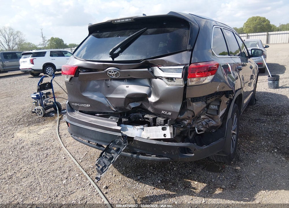 2018 TOYOTA HIGHLANDER XLE VIN: 5TDKZRFH2JS547169
