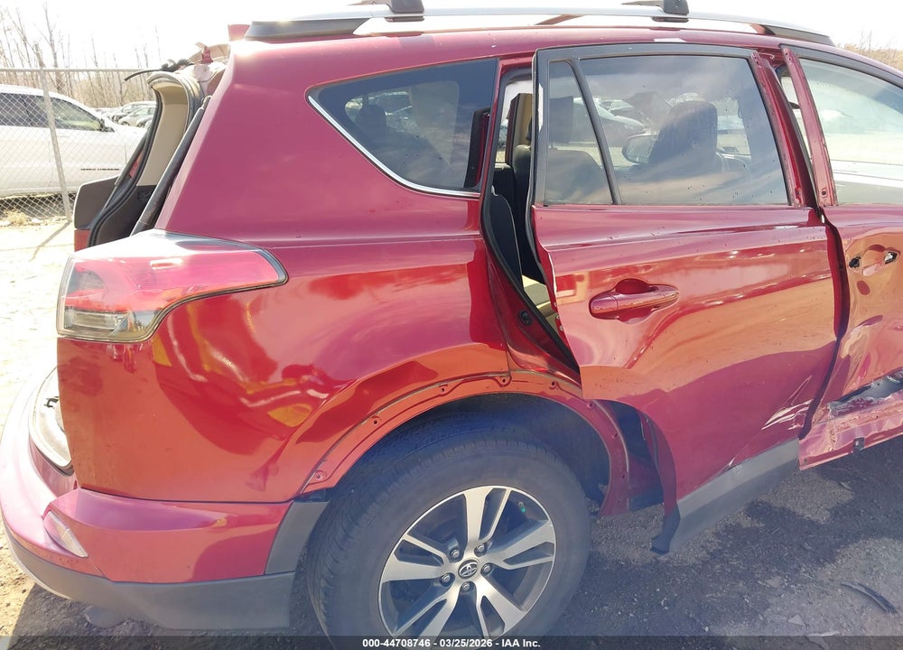 2018 TOYOTA RAV4 XLE VIN: 2T3RFREV6JW770344