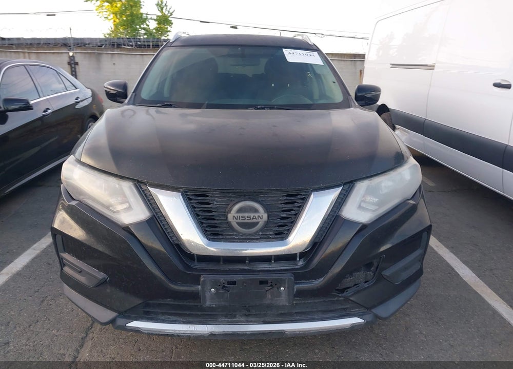 2018 NISSAN ROGUE SV VIN: KNMAT2MV6JP575743