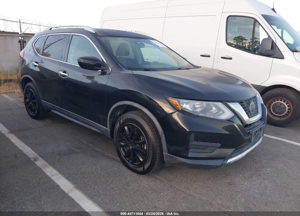 2018 NISSAN ROGUE SV VIN: KNMAT2MV6JP575743