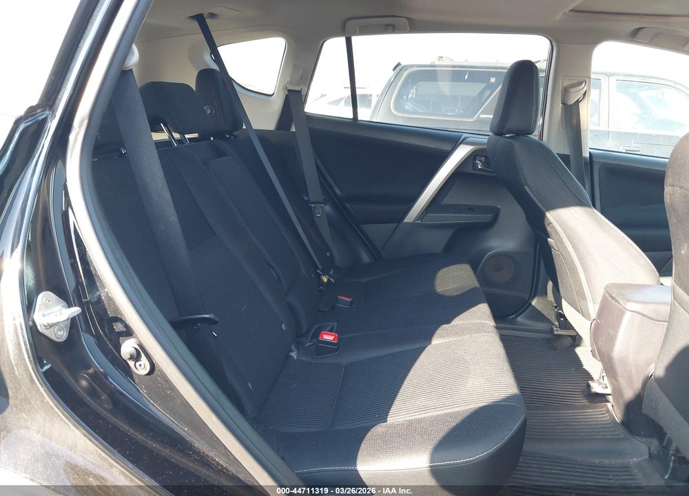 2015 TOYOTA RAV4 XLE VIN: 2T3RFREV7FW326011