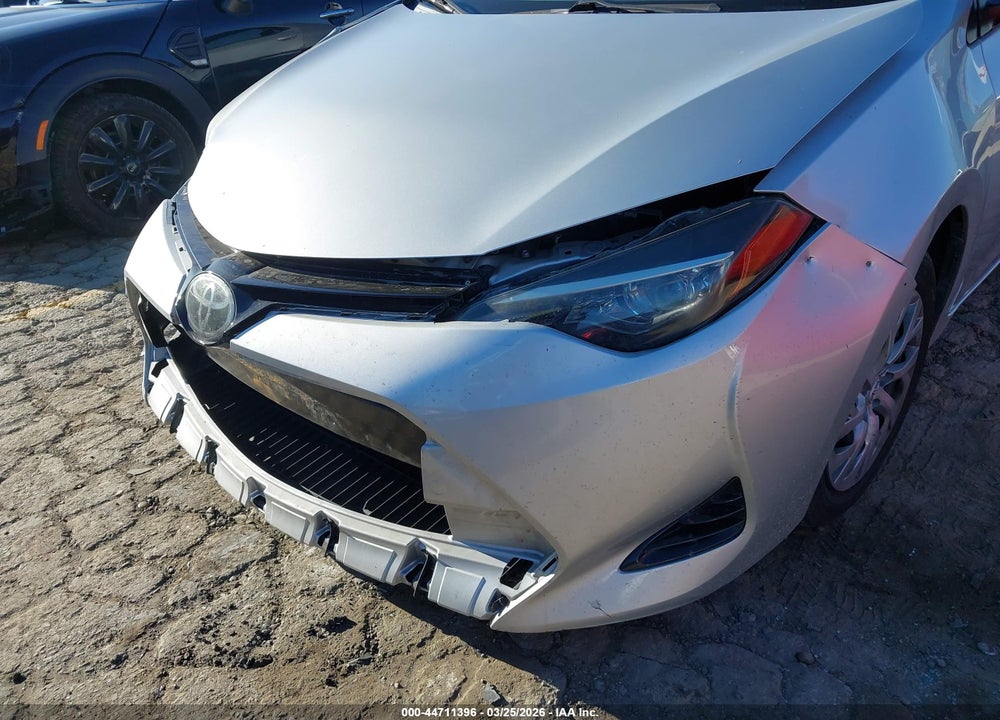 2018 TOYOTA COROLLA LE VIN: 5YFBURHEXJP832728