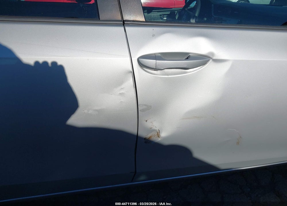 2018 TOYOTA COROLLA LE VIN: 5YFBURHEXJP832728