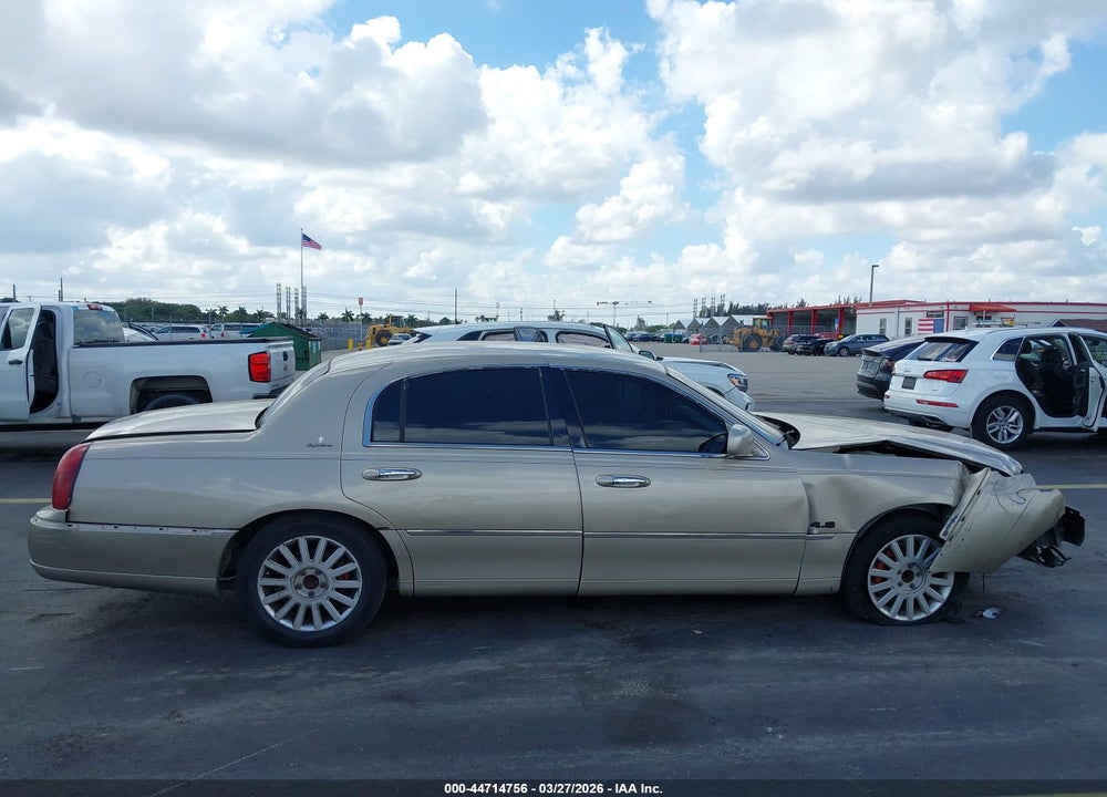 2005 LINCOLN TOWN CAR SIGNATURE VIN: 1LNHM81W15Y601690