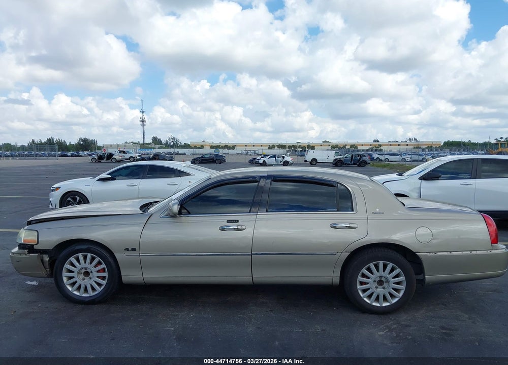 2005 LINCOLN TOWN CAR SIGNATURE VIN: 1LNHM81W15Y601690