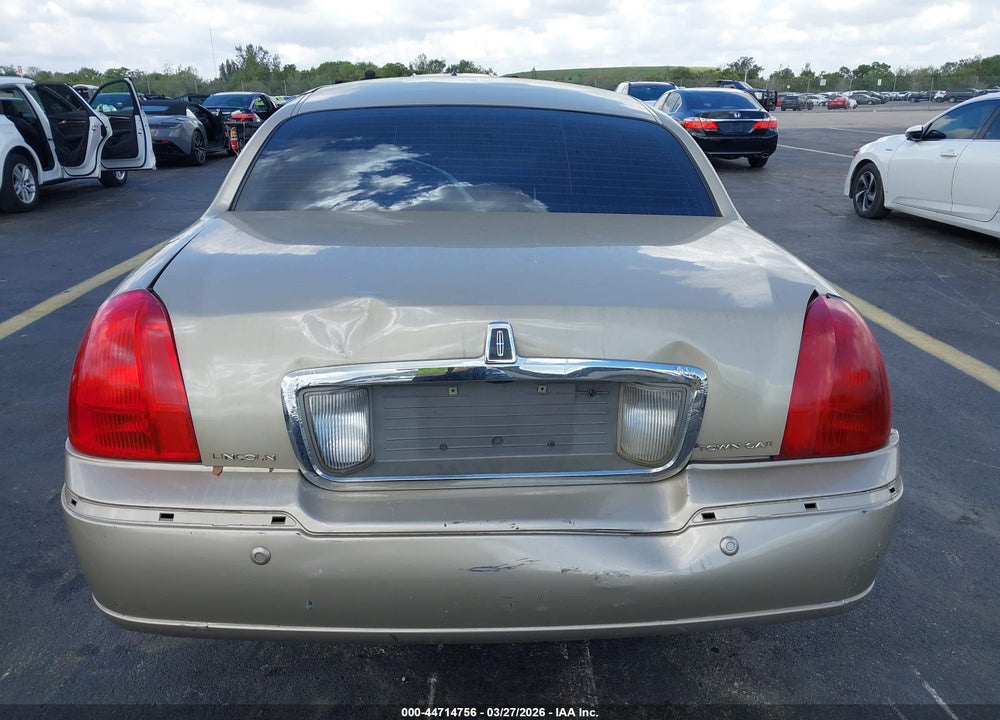 2005 LINCOLN TOWN CAR SIGNATURE VIN: 1LNHM81W15Y601690