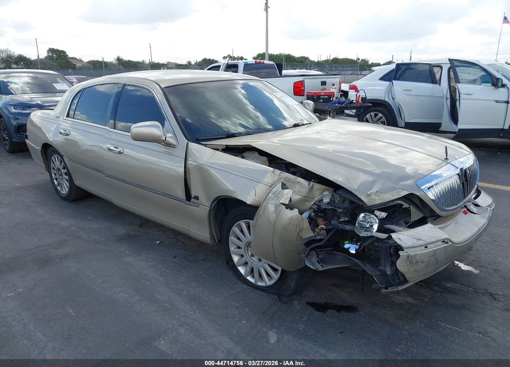 2005 LINCOLN TOWN CAR SIGNATURE VIN: 1LNHM81W15Y601690