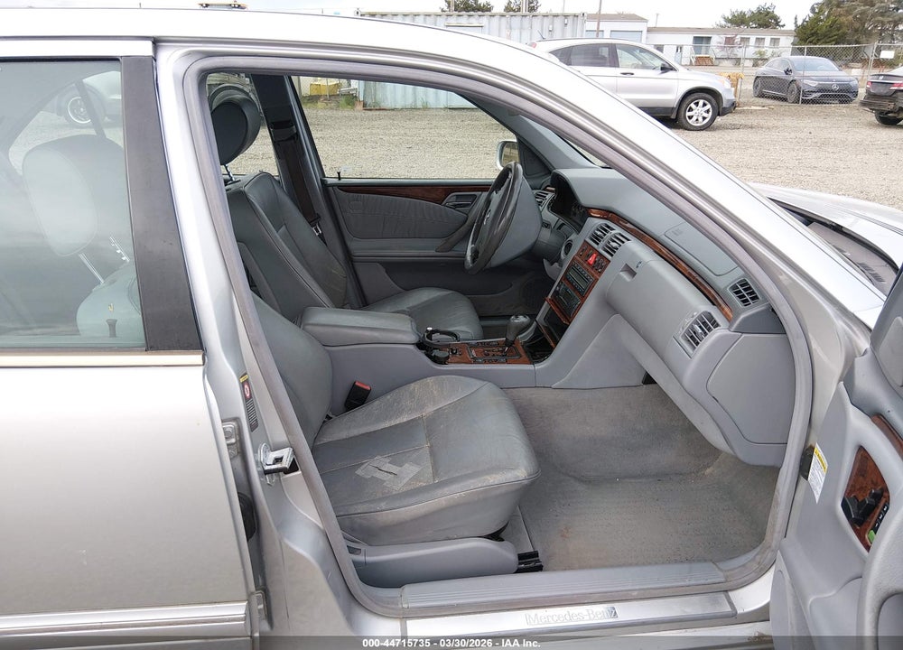 2000 MERCEDES-BENZ E 320 4M VIN: WDBJF82J7YX034171