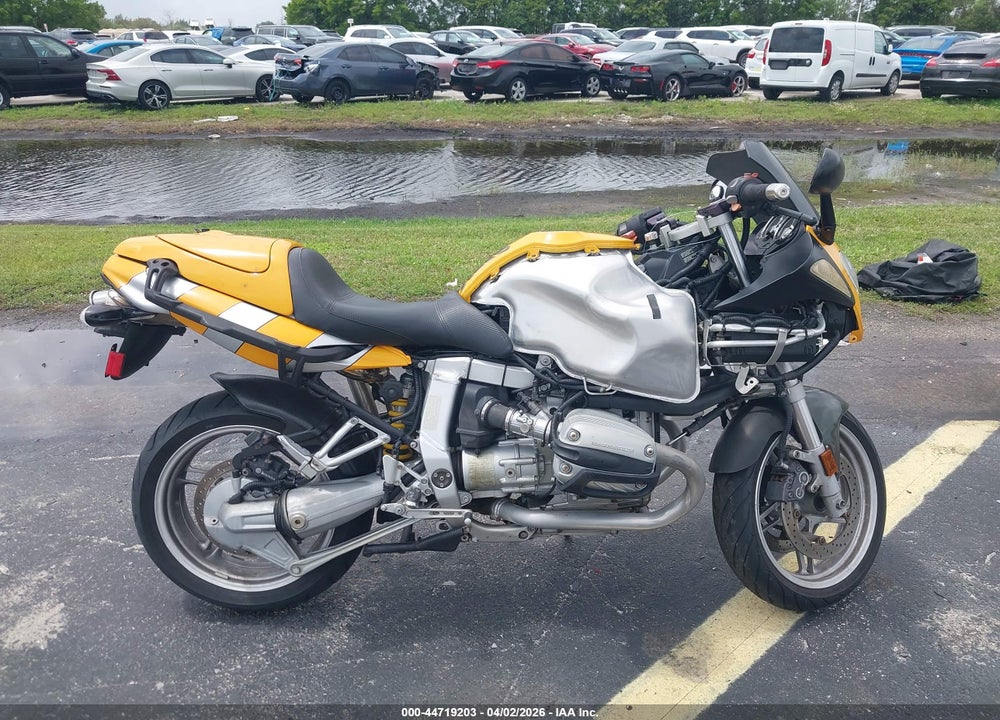 2000 BMW R1100 S VIN: WB10432A7YZB51372