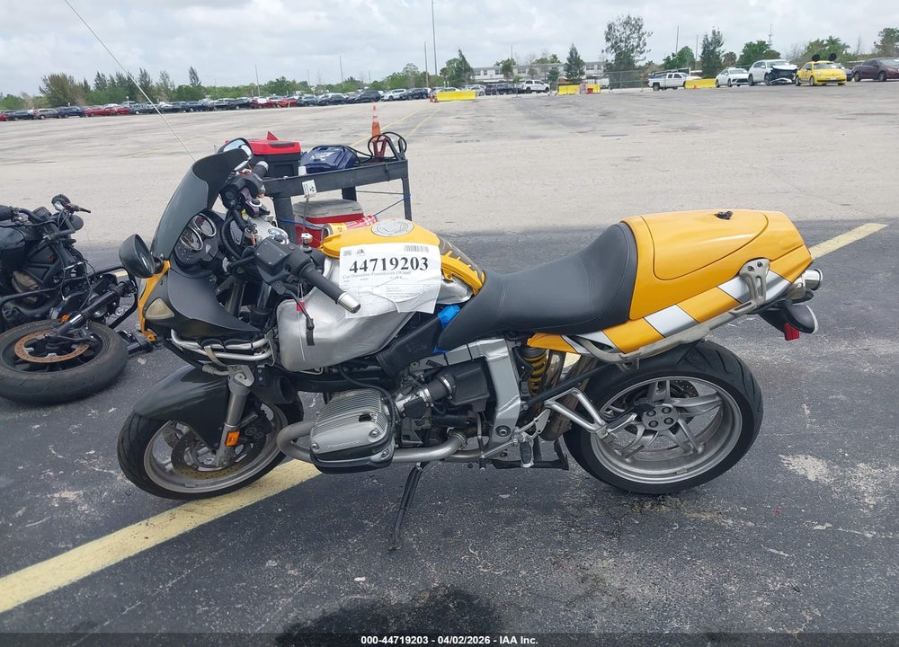 2000 BMW R1100 S VIN: WB10432A7YZB51372