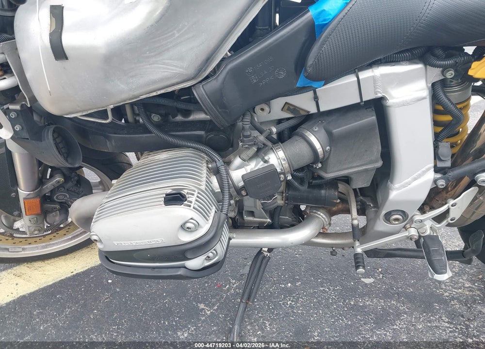 2000 BMW R1100 S VIN: WB10432A7YZB51372