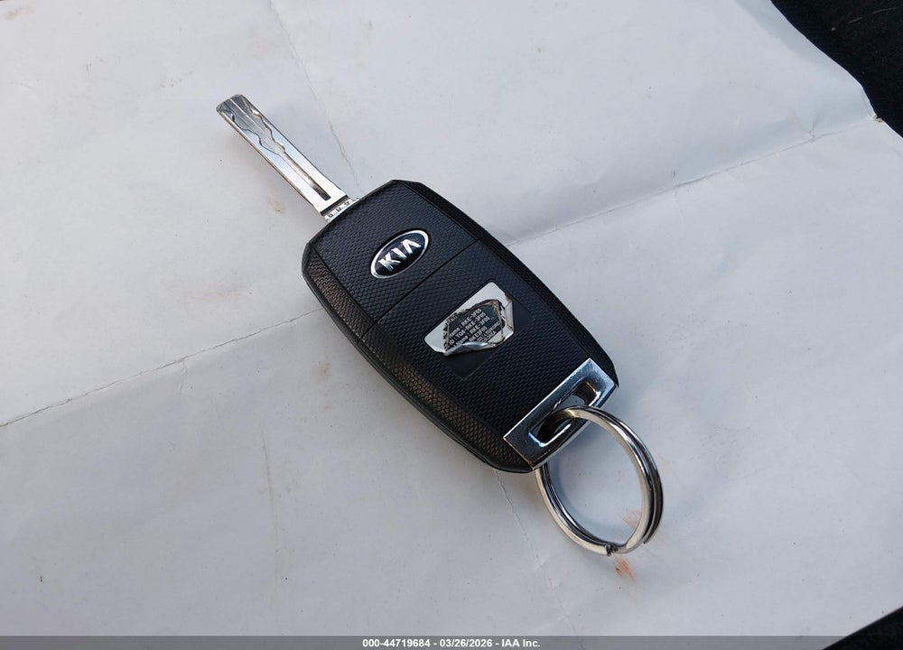 2015 KIA SORENTO LX VIN: 5XYKTCA69FG639727