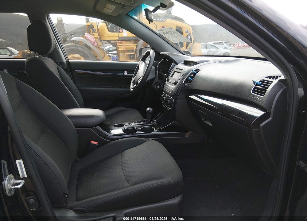 2015 KIA SORENTO LX VIN: 5XYKTCA69FG639727