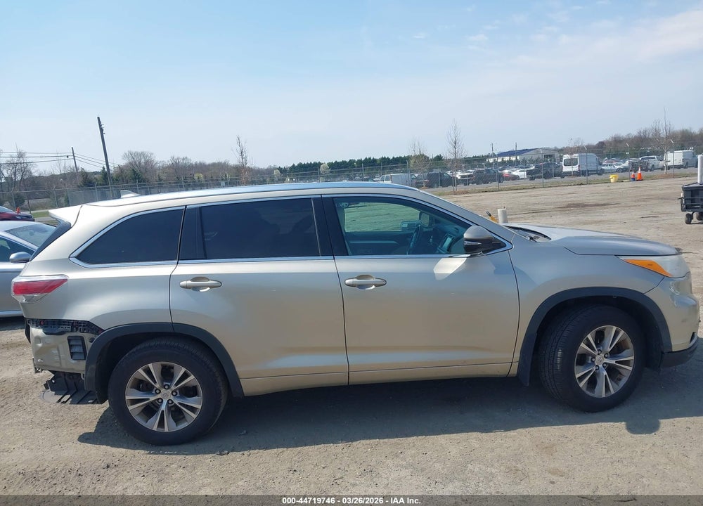 2014 TOYOTA HIGHLANDER XLE V6 VIN: 5TDJKRFH6ES012173