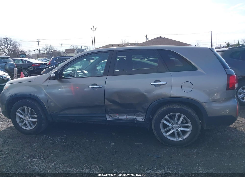 2015 KIA SORENTO LX VIN: 5XYKTCA65FG650563