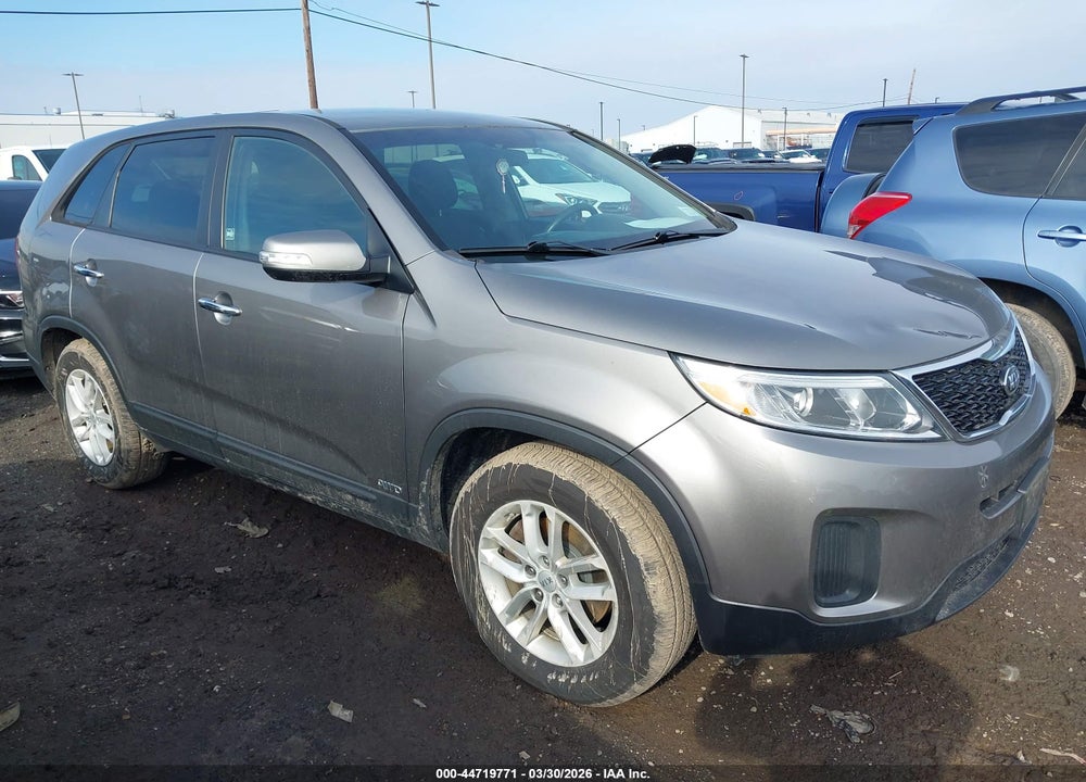 2015 KIA SORENTO LX VIN: 5XYKTCA65FG650563