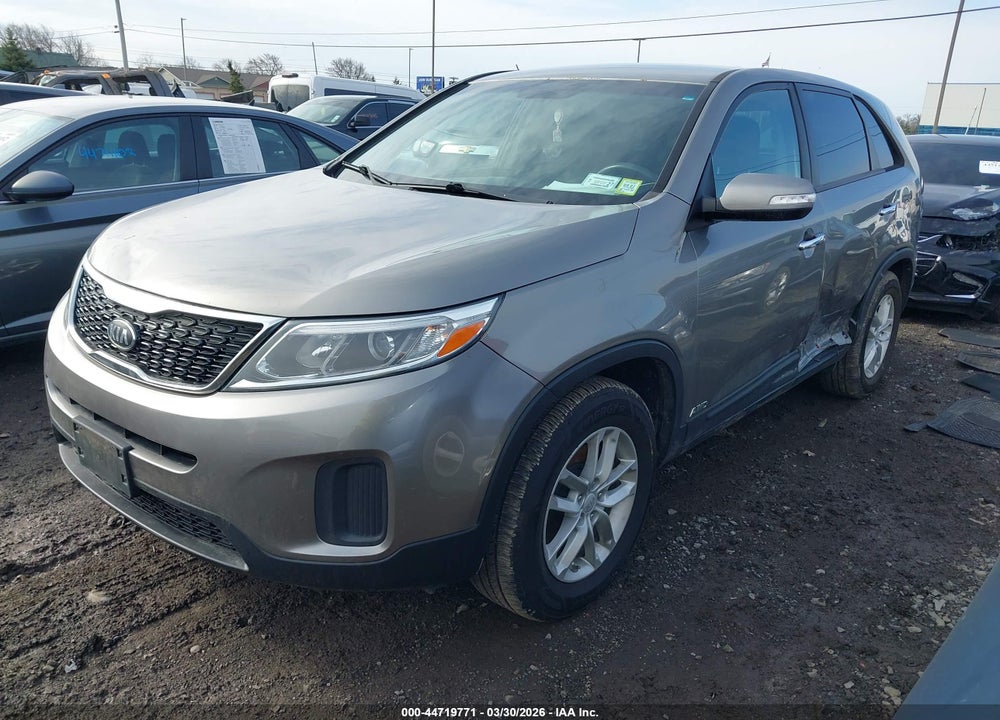 2015 KIA SORENTO LX VIN: 5XYKTCA65FG650563