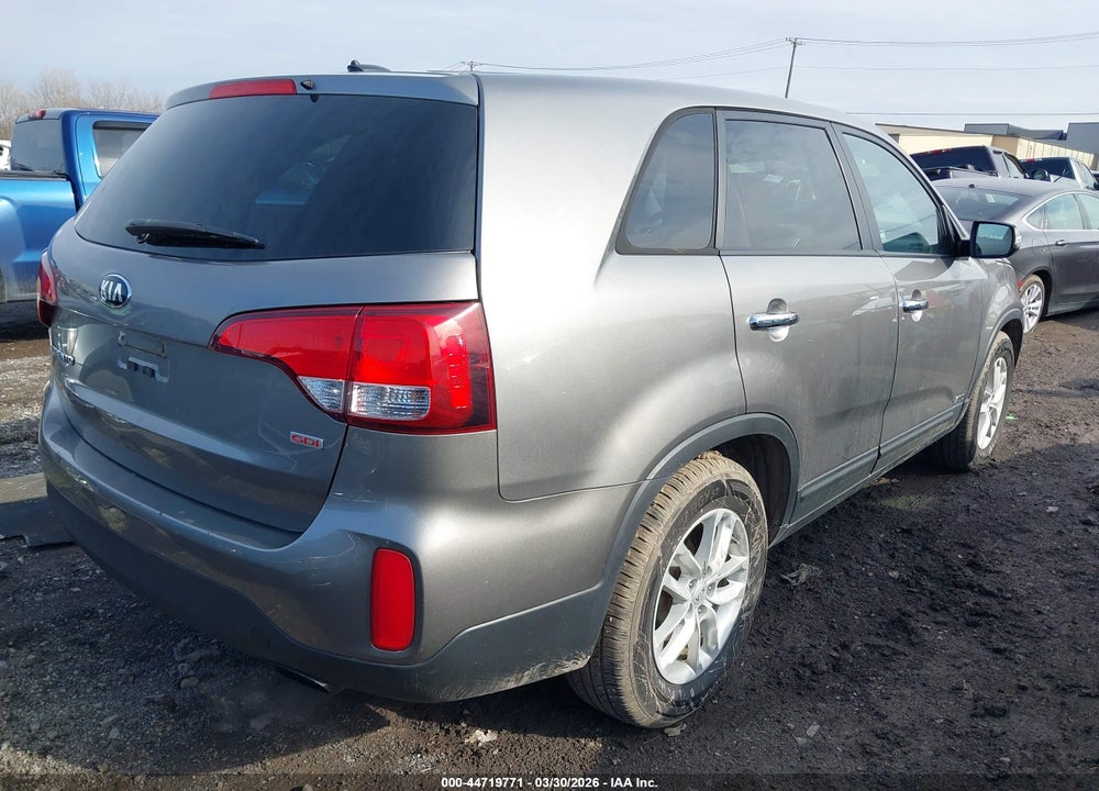 2015 KIA SORENTO LX VIN: 5XYKTCA65FG650563