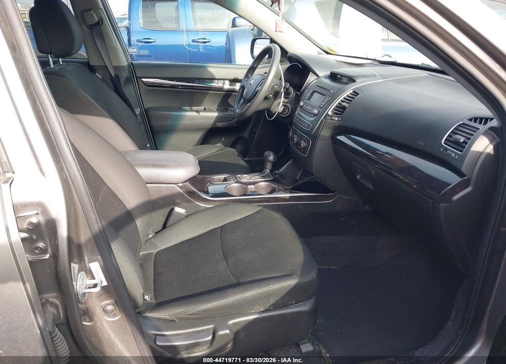 2015 KIA SORENTO LX VIN: 5XYKTCA65FG650563