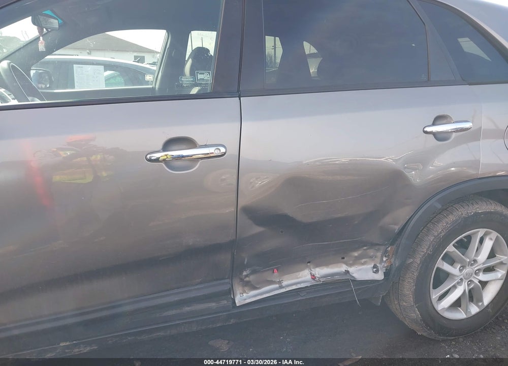 2015 KIA SORENTO LX VIN: 5XYKTCA65FG650563