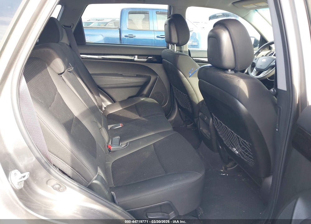 2015 KIA SORENTO LX VIN: 5XYKTCA65FG650563