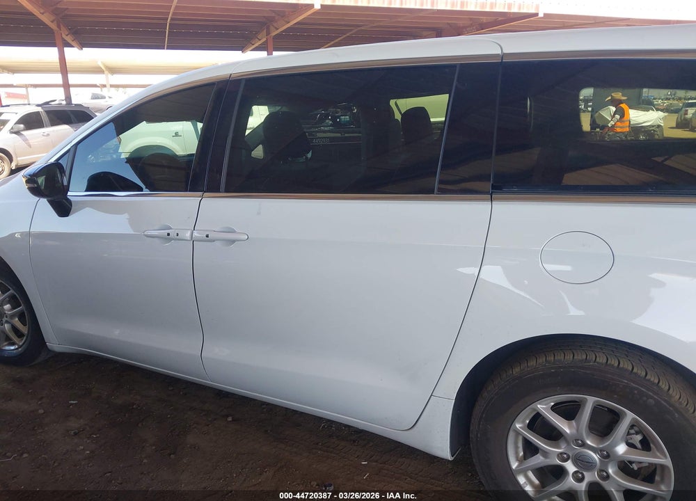 2024 CHRYSLER PACIFICA TOURING L VIN: 2C4RC1BG7RR152083