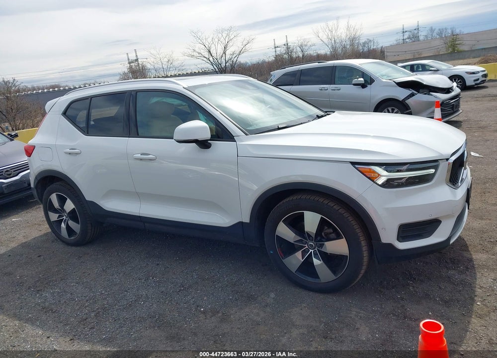 2019 VOLVO XC40 T5 MOMENTUM VIN: YV4162UK6K2123056