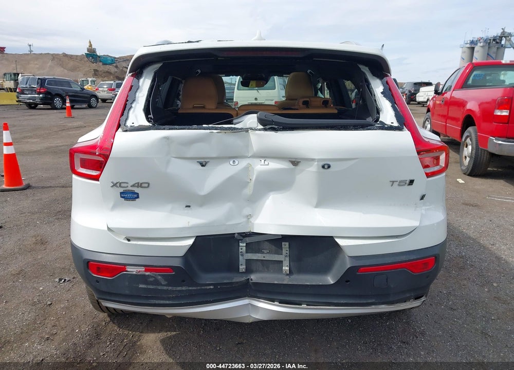 2019 VOLVO XC40 T5 MOMENTUM VIN: YV4162UK6K2123056