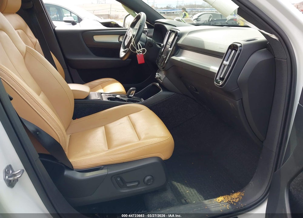 2019 VOLVO XC40 T5 MOMENTUM VIN: YV4162UK6K2123056