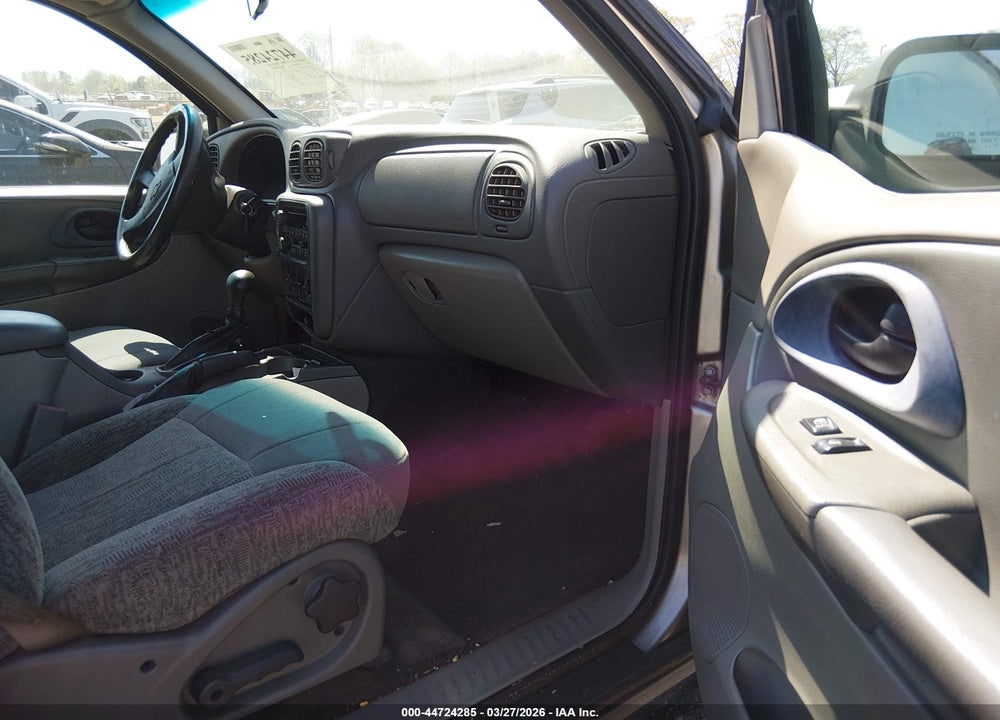 2002 CHEVROLET TRAILBLAZER LS VIN: 1GNDS13S622527537