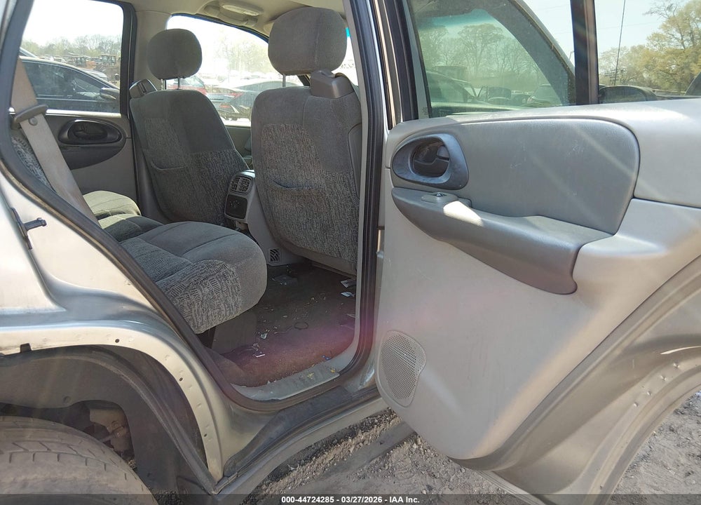 2002 CHEVROLET TRAILBLAZER LS VIN: 1GNDS13S622527537