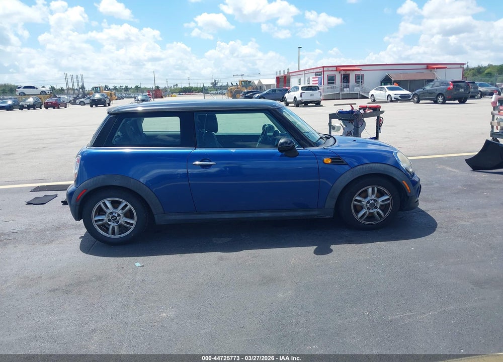2013 MINI HARDTOP COOPER VIN: WMWSU3C51DT685522