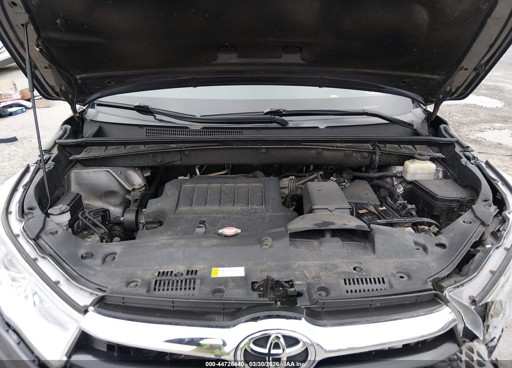 2015 TOYOTA HIGHLANDER LE PLUS V6 VIN: 5TDBKRFH1FS212383