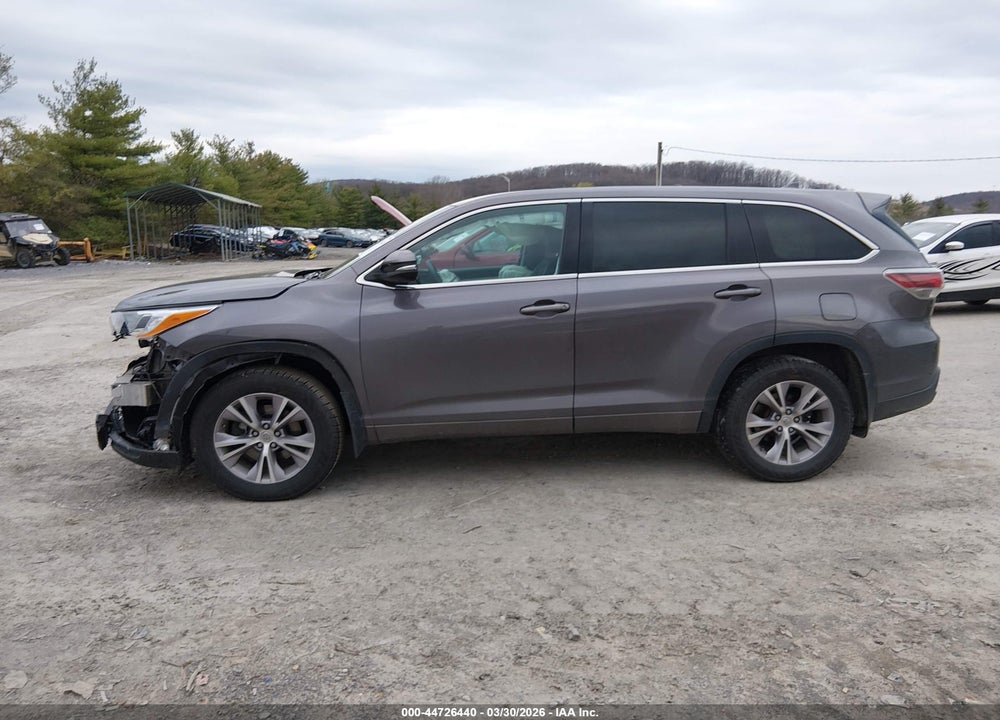 2015 TOYOTA HIGHLANDER LE PLUS V6 VIN: 5TDBKRFH1FS212383