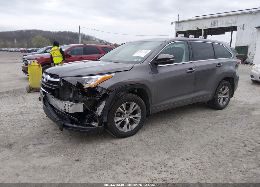 2015 TOYOTA HIGHLANDER LE PLUS V6 VIN: 5TDBKRFH1FS212383