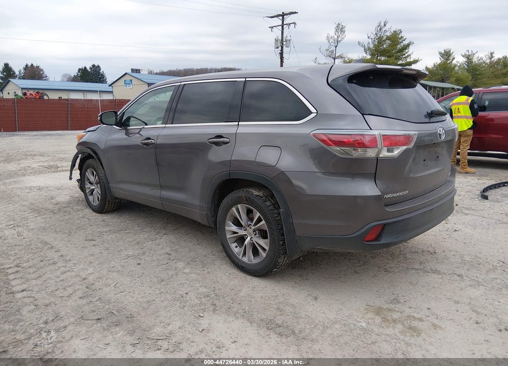 2015 TOYOTA HIGHLANDER LE PLUS V6 VIN: 5TDBKRFH1FS212383