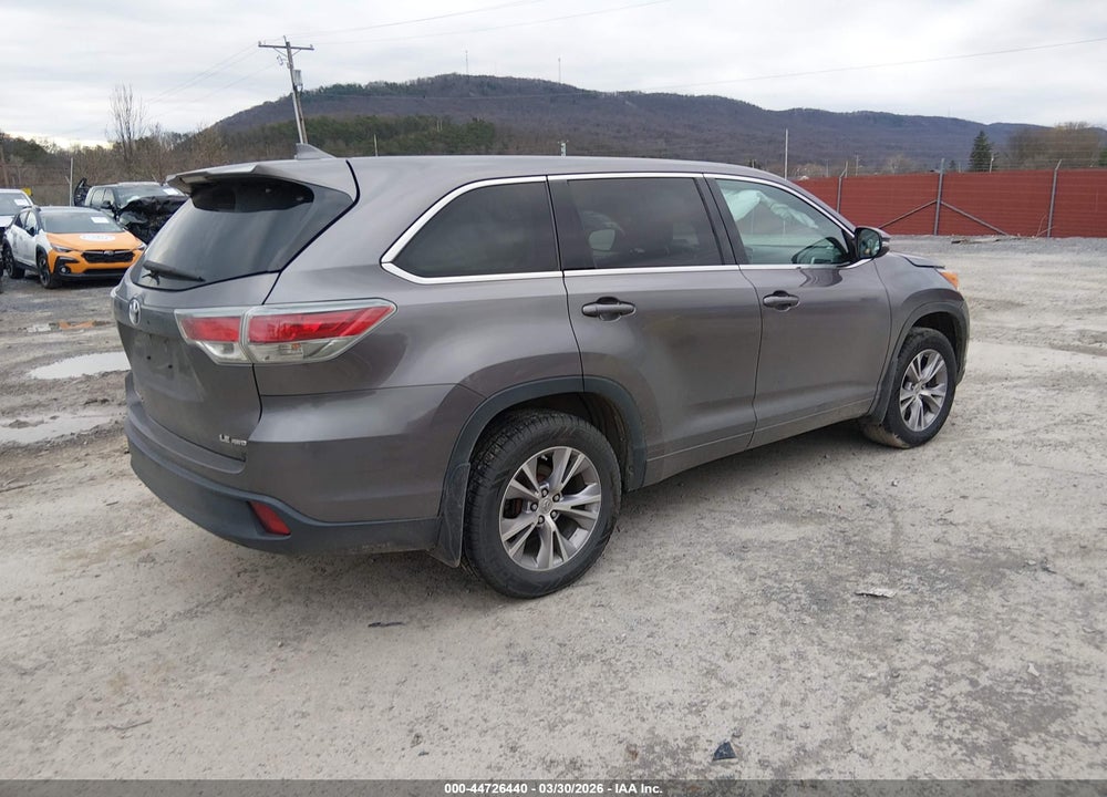 2015 TOYOTA HIGHLANDER LE PLUS V6 VIN: 5TDBKRFH1FS212383