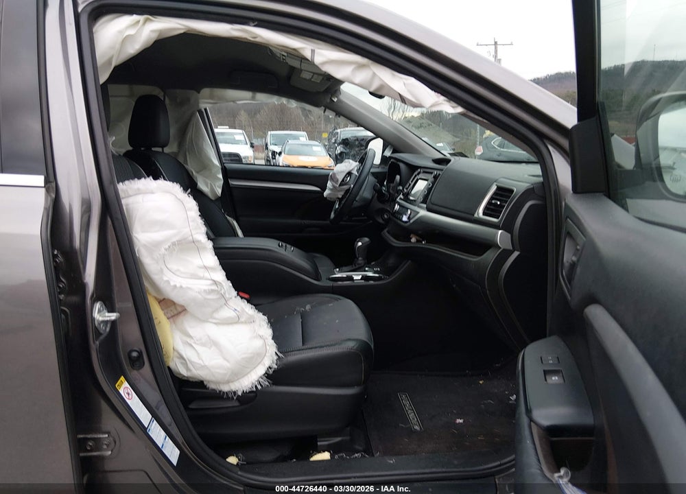 2015 TOYOTA HIGHLANDER LE PLUS V6 VIN: 5TDBKRFH1FS212383