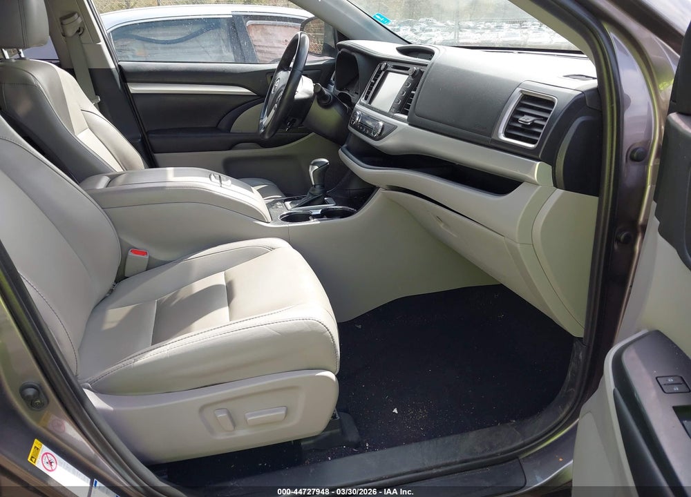 2019 TOYOTA HIGHLANDER XLE VIN: 5TDJZRFH7KS584439