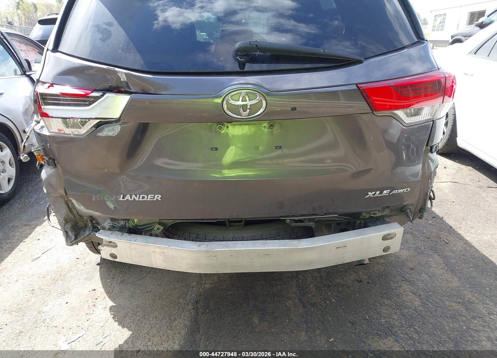 2019 TOYOTA HIGHLANDER XLE VIN: 5TDJZRFH7KS584439