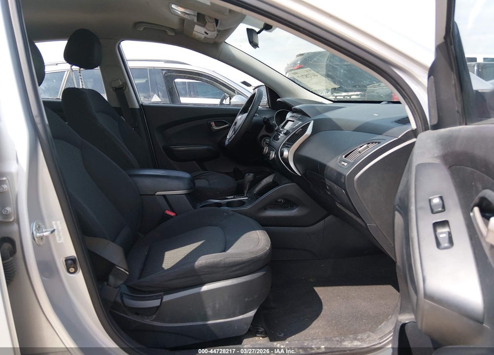 2011 HYUNDAI TUCSON GL VIN: KM8JT3AB1BU145598