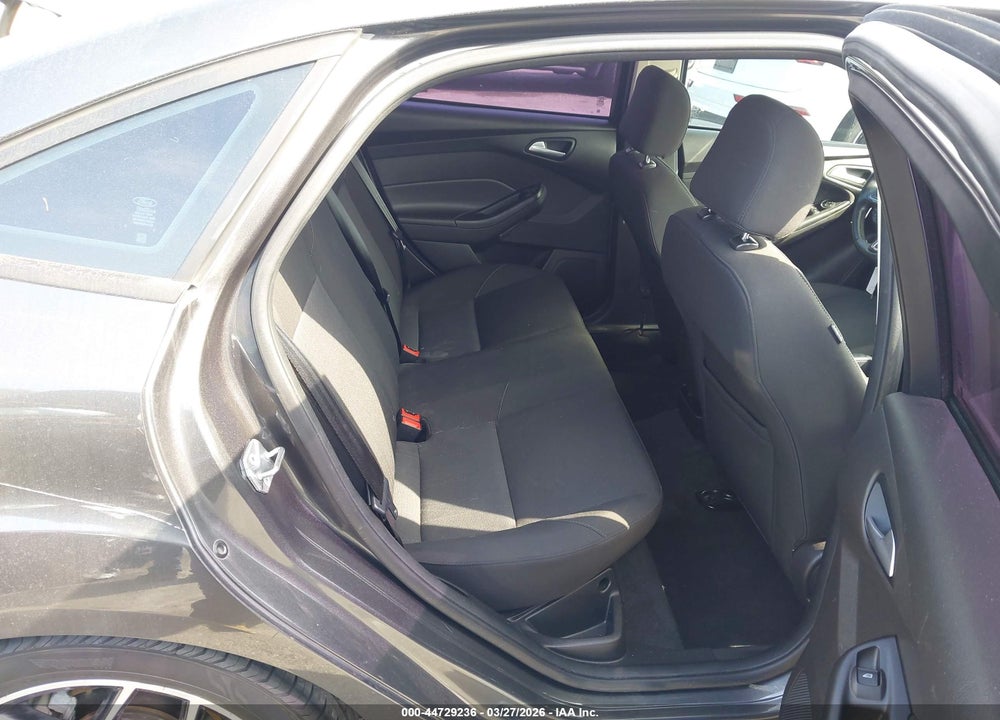 2015 FORD FOCUS SE VIN: 1FADP3F25FL380585