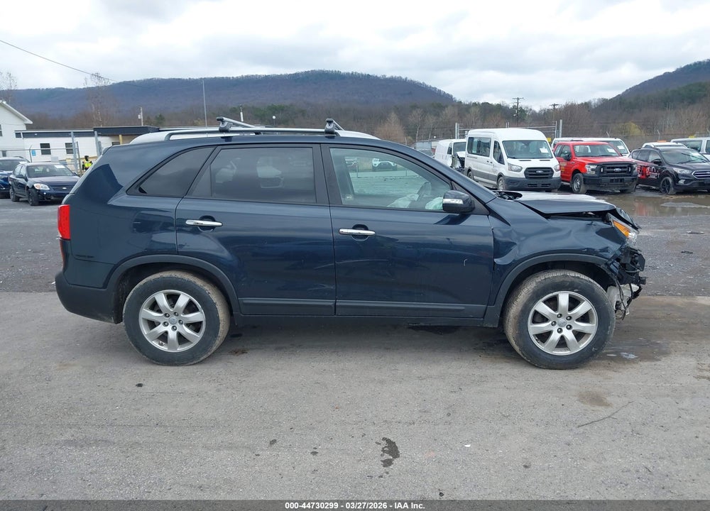 2013 KIA SORENTO LX VIN: 5XYKT3A66DG370745