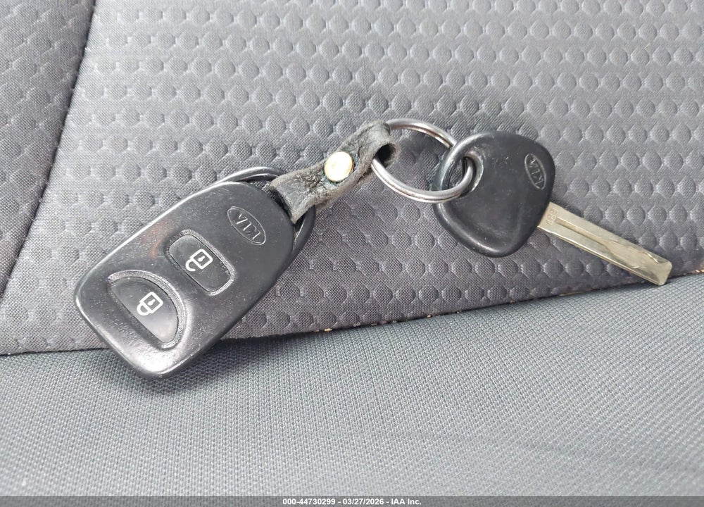 2013 KIA SORENTO LX VIN: 5XYKT3A66DG370745