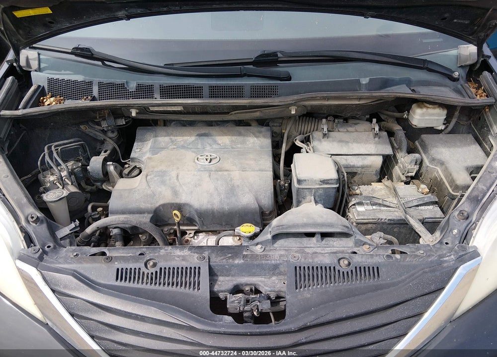 2014 TOYOTA SIENNA XLE V6 8 PASSENGER VIN: 5TDYK3DC4ES443601