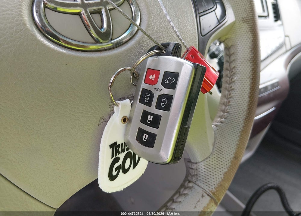 2014 TOYOTA SIENNA XLE V6 8 PASSENGER VIN: 5TDYK3DC4ES443601