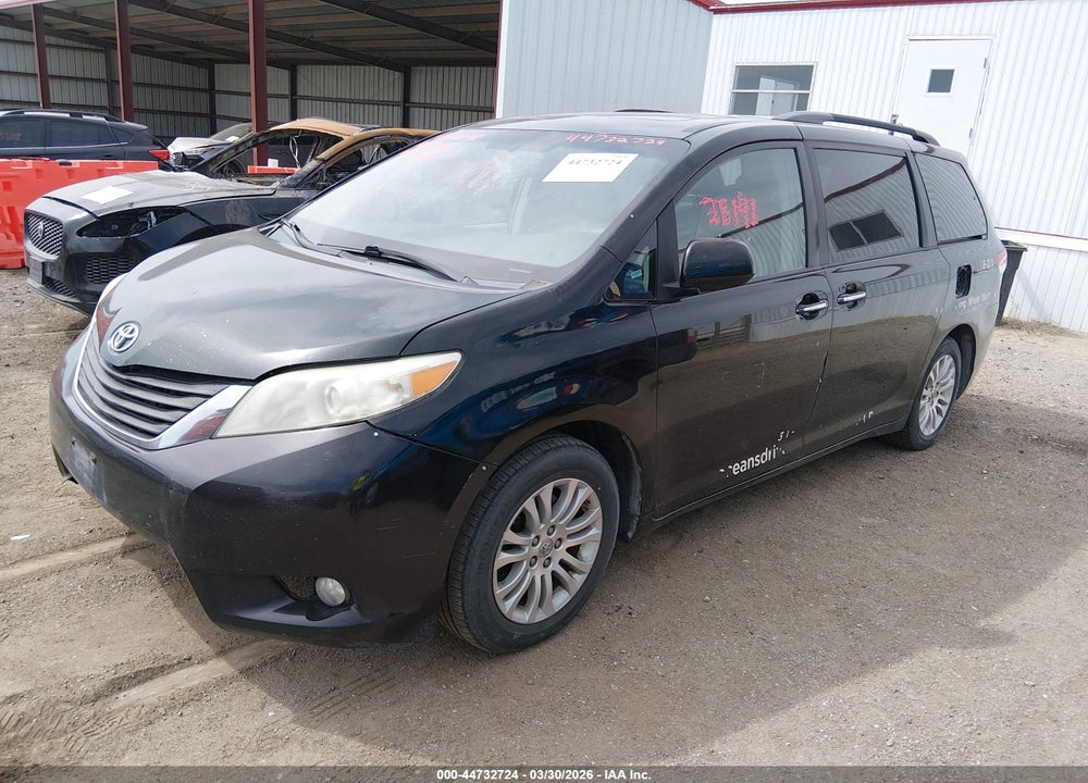 2014 TOYOTA SIENNA XLE V6 8 PASSENGER VIN: 5TDYK3DC4ES443601