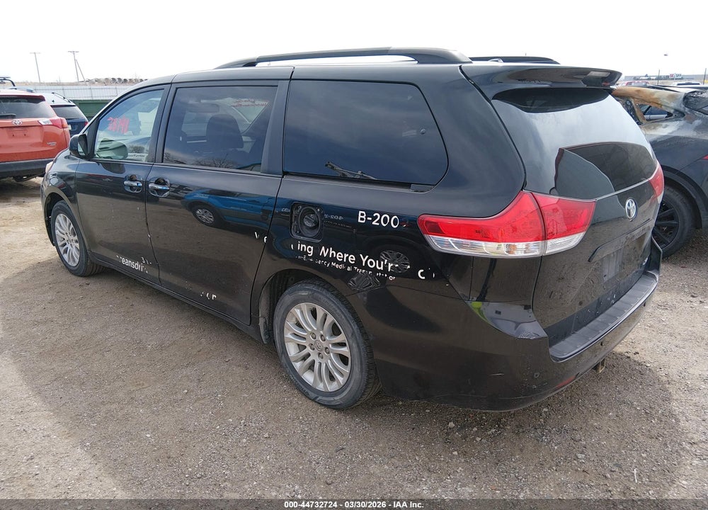 2014 TOYOTA SIENNA XLE V6 8 PASSENGER VIN: 5TDYK3DC4ES443601