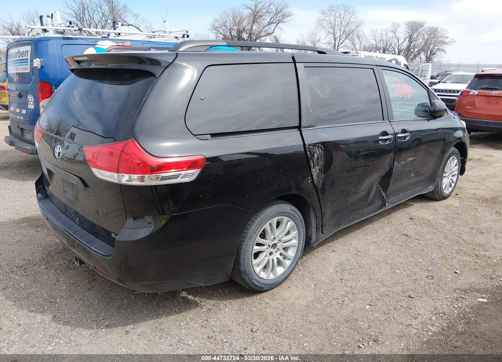 2014 TOYOTA SIENNA XLE V6 8 PASSENGER VIN: 5TDYK3DC4ES443601