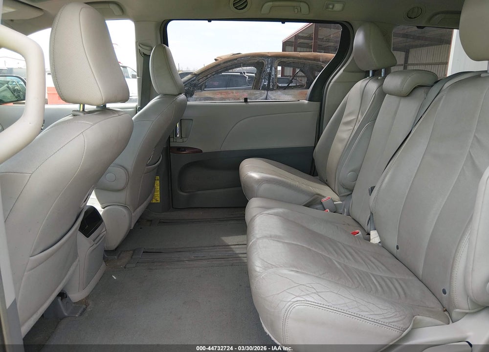 2014 TOYOTA SIENNA XLE V6 8 PASSENGER VIN: 5TDYK3DC4ES443601